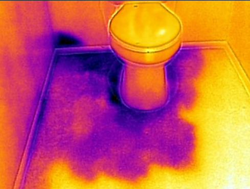 Filtración de humedad en piso detectada con cámara térmica