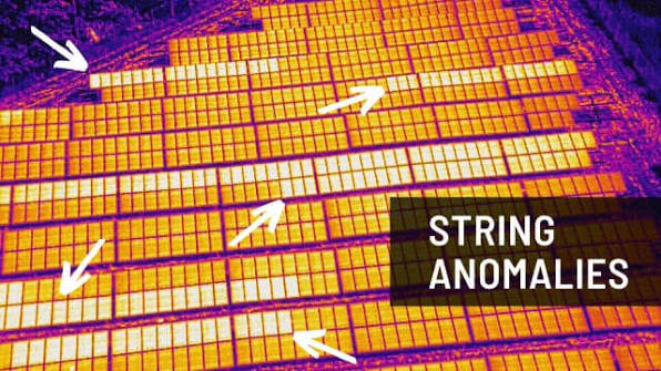 String de paneles solares con anomalías de temperatura detectadas desde drone